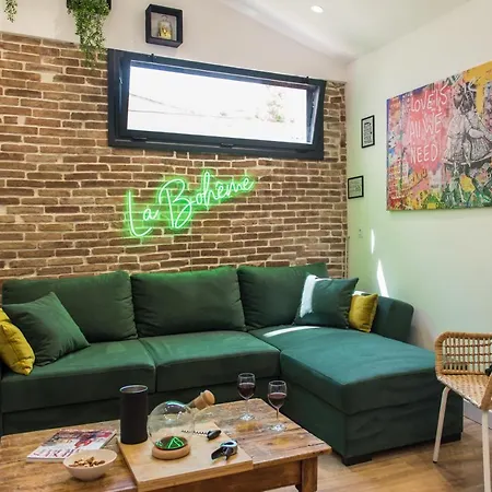 Daire Beautiful Renovated La Boheme *